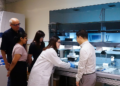 Una nueva comprensión de cómo las enzimas influyen en la producción de proteínas bacterianas